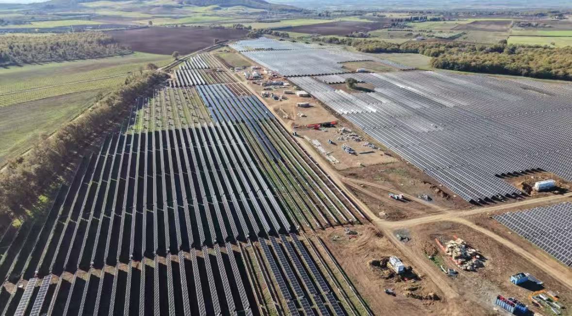 Il progetto di una centrale elettrica a terra da 30 MW sull'altopiano del Qinghai-Tibet., Utilizzo di pannelli fotovoltaici a doppio vetro serie TOPCON da 720 W