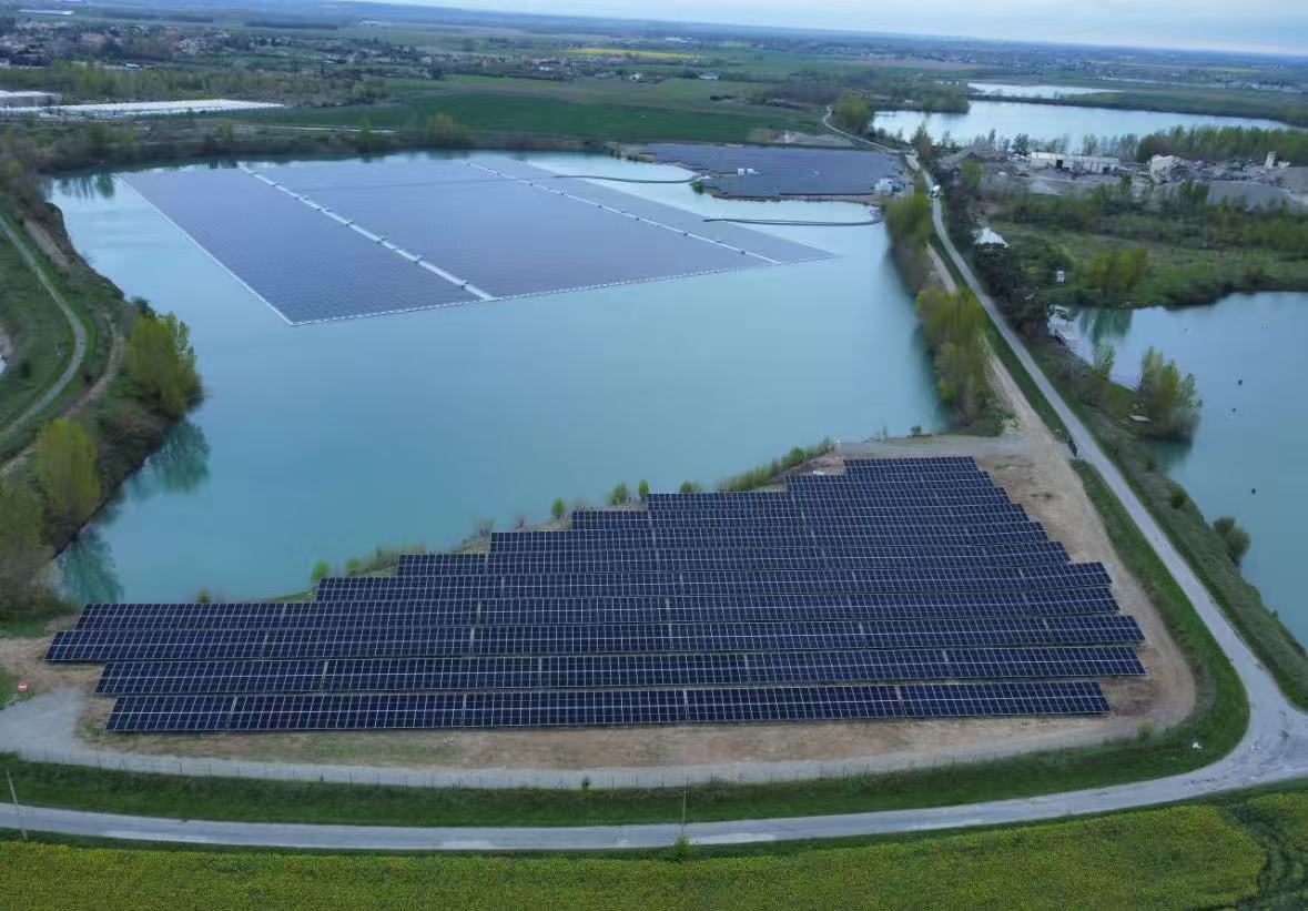 Progetto ibrido solare-pesca da 15 MW a Lu'an, Anhui. Utilizza pannelli fotovoltaici a doppio vetro serie N 182 da 590 W